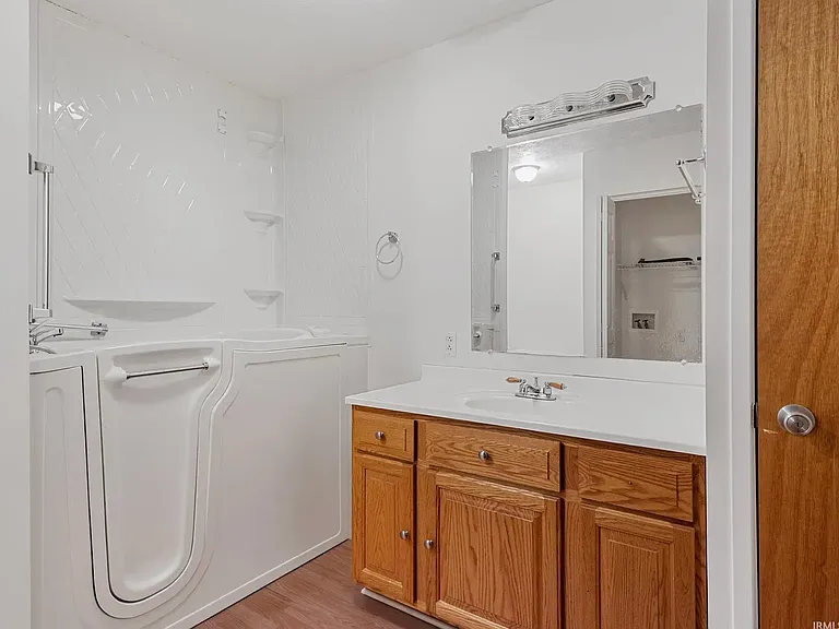 1119 W 8th St — Photo 16