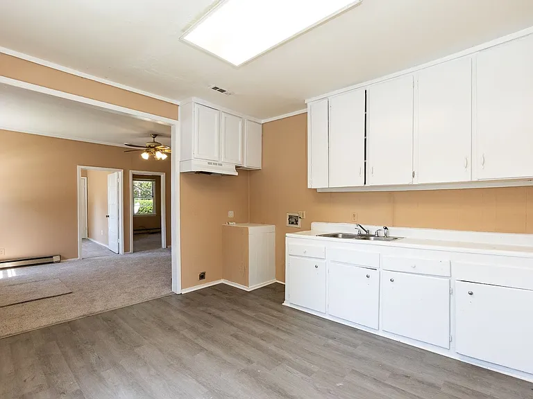 S Mckay Ave- Duplex — Photo 10