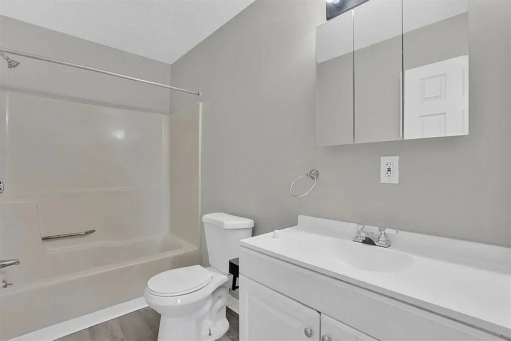 2 bed, 855 sqft, $900 — Photo 2