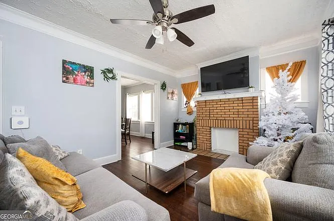 3 bed, 1271 sqft, $2,100 — Photo 3