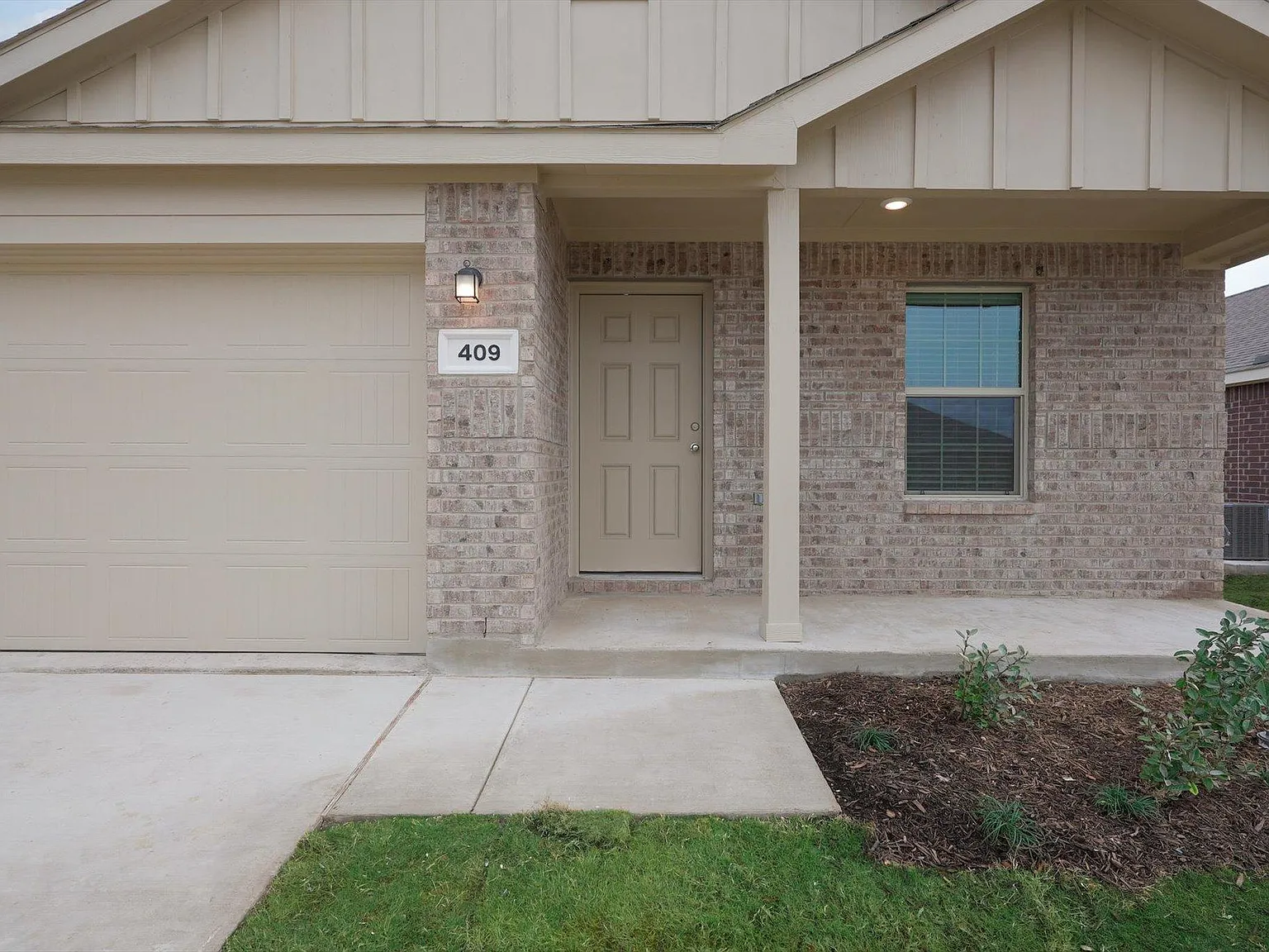 3 bed, 1302 sqft, $1,899 — Photo 2