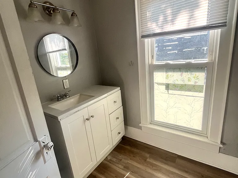 129 E Market St — Photo 8