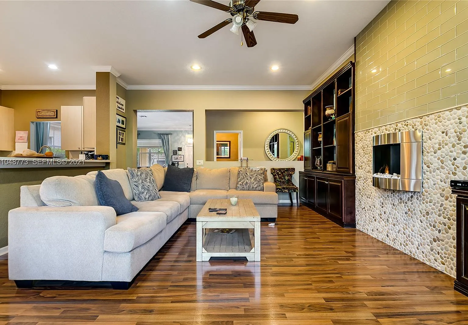 4 bed, 2116 sqft, $4,800 — Photo 4