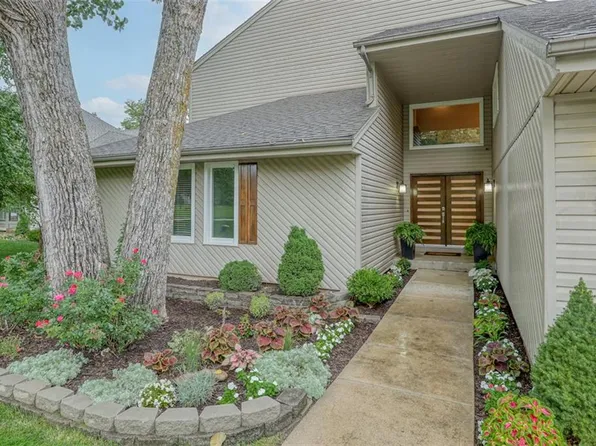 576 N Winnebago Dr, Lake Winnebago, MO 64034