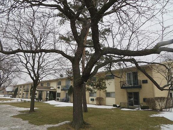 2nd image of 9562 Park Ln #205E
