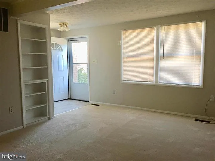 3 bed, 2.5 bath, 1220 sqft, $2,650 — Photo 4