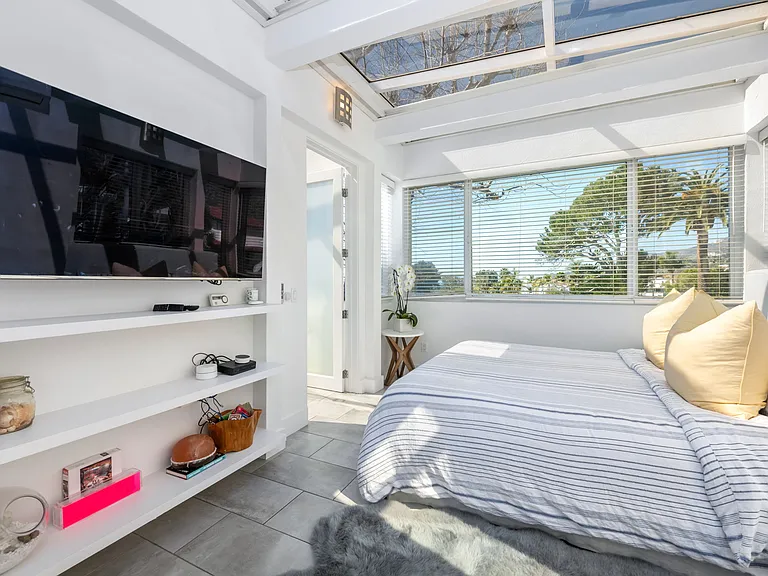 King size bed with amazing TV and open ceiling (electric blinds can close ceiling)....ocean views