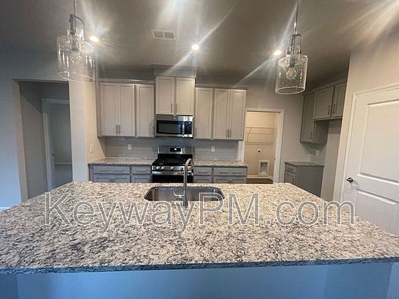 3rd image of 810 Manitou Cir