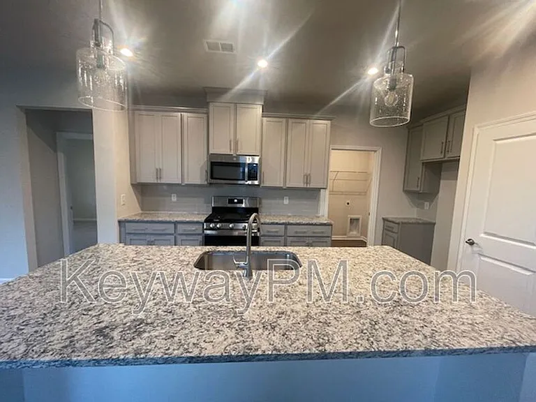 810 Manitou Cir — Photo 3