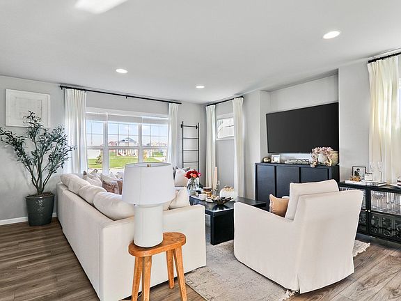 5th image of 615 E Chapel Royal Dr
