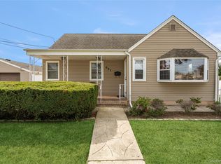 697 N Fulton Ave, Lindenhurst, NY 11757