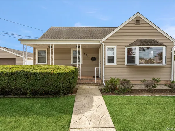 697 N Fulton Avenue, Lindenhurst, NY 11757