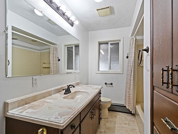 3rd image of 1224 E Walton Ave