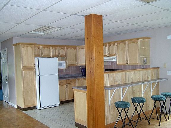 Kitchen w/maple cabinets