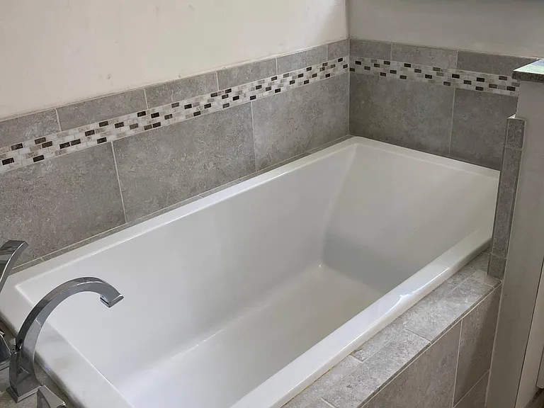 Large tub in main bath