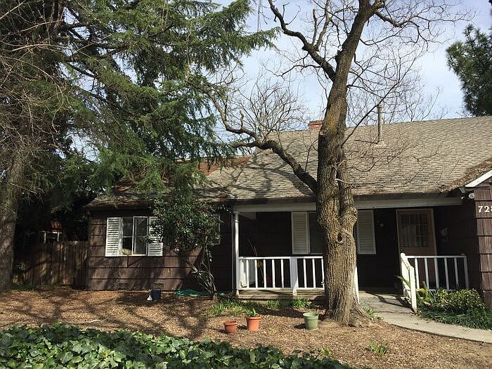 2nd image of 728 Hawthorn Ln