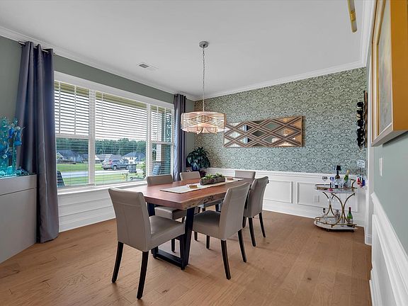4th image of 218 Montview Cir