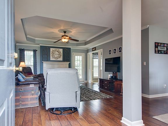 5th image of 403 Sandi Ct