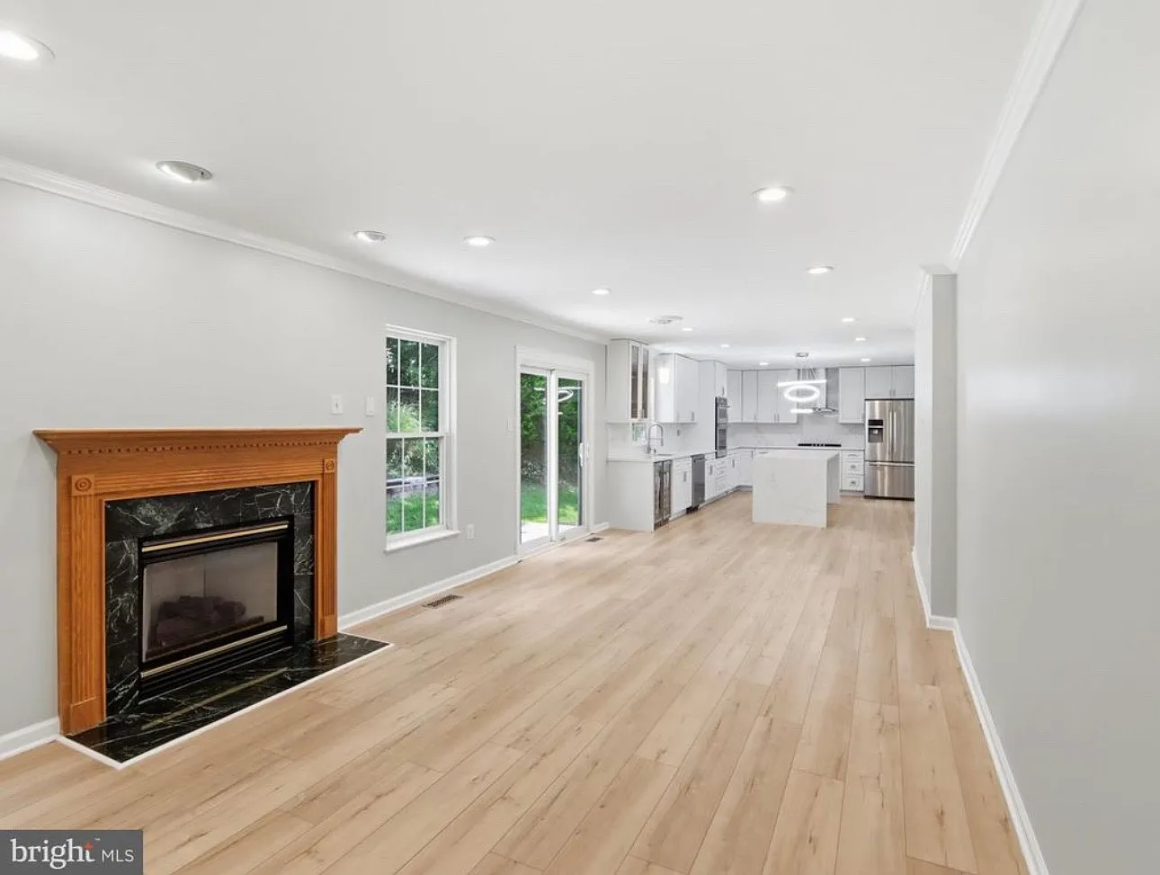 4 bed, 2.5 bath, 2302 sqft, $3,500 — Photo 3