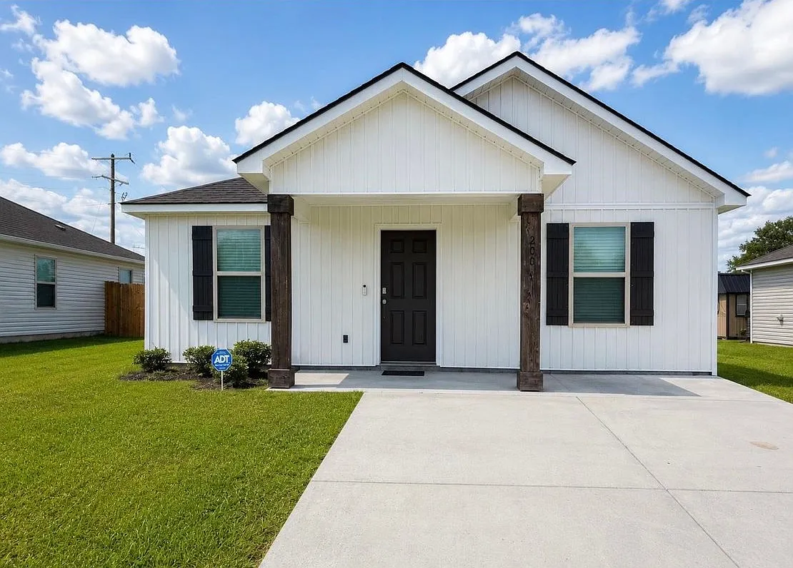 3 bed, 2.0 bath, 1188 sqft, $1,800 — Photo 1