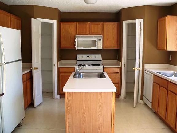 4th image of 2975 Lagoon Ave
