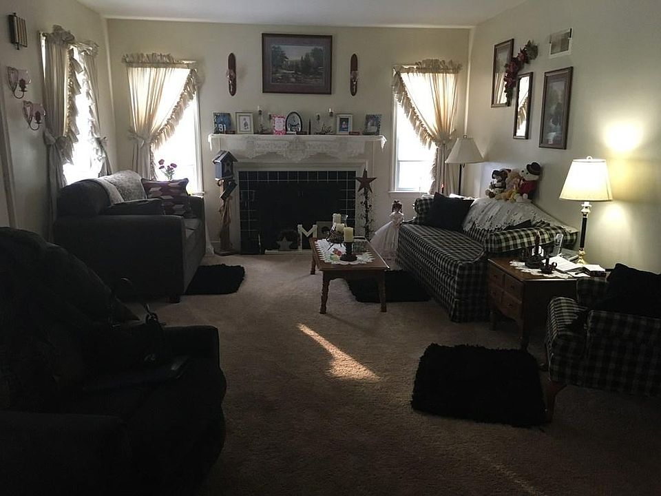 2nd image of 475 Rembrandt St