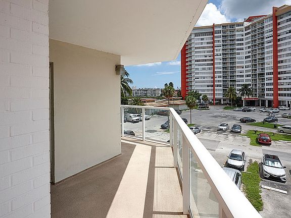 3rd image of 1301 Miami Gardens Dr APT 325W