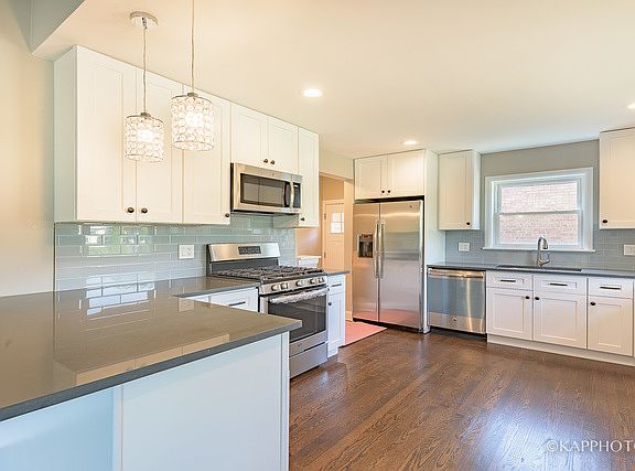 3rd image of 216 Thelin Ct
