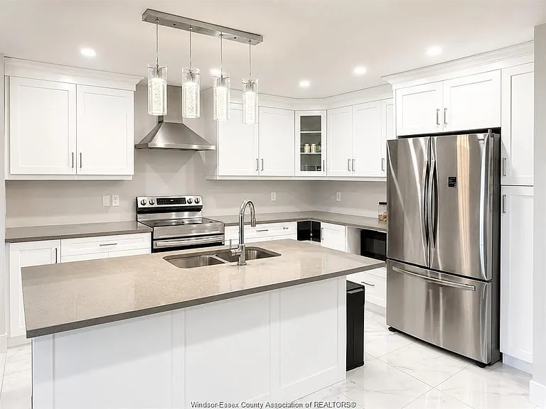 85 Bordeaux Pl — Photo 2