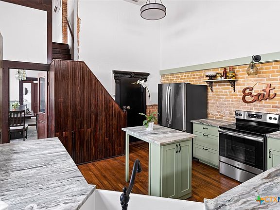 4th image of 200 E Clark St