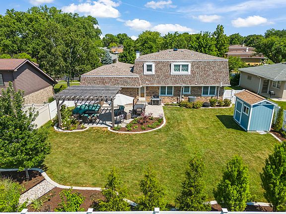 3rd image of 609 Honey Locust Ln