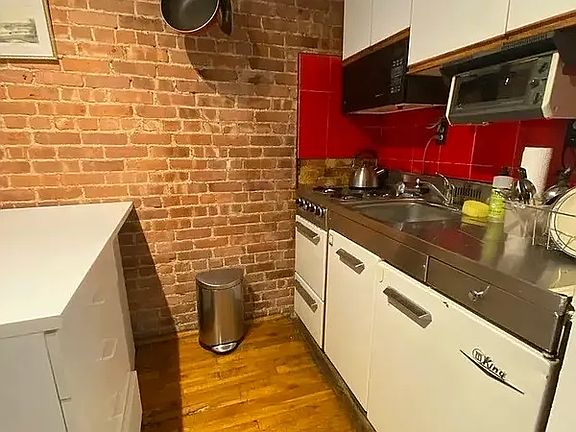 4th image of 309 W 21st St APT 3A