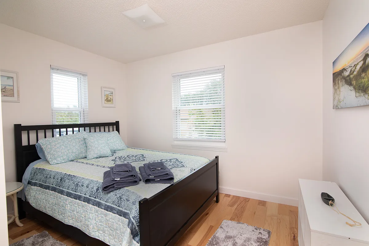 Building Photo - 2734 Ocean Dr #A