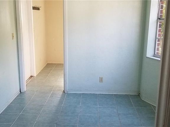 5th image of 1082 W Embassy Dr