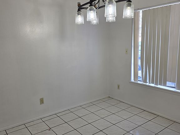4th image of 209 Moonglow Dr