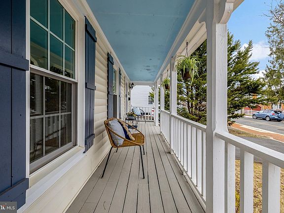 5th image of 406 Blue Ridge Ave NE