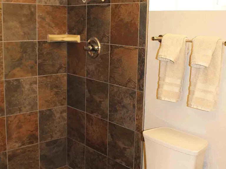 1260 Thomas Dr #1B — Photo 7