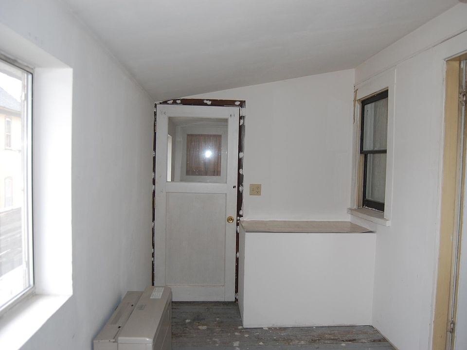 Bonus space, door to rear stairs