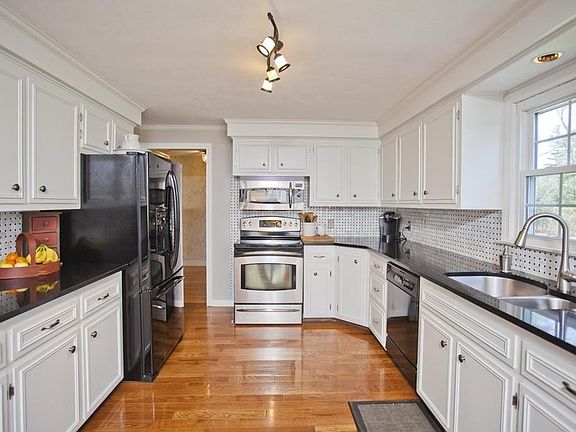 4th image of 17 Carriage Ln