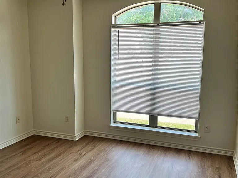 717 N Marshall Ln — Photo 3