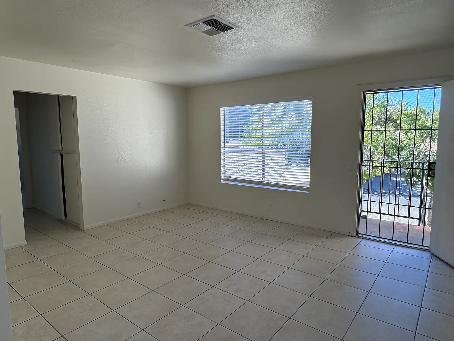 2 bed, 998 sqft, $2,096 — Photo 3