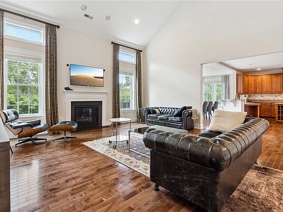 3rd image of 404 Hidden Meadow Dr