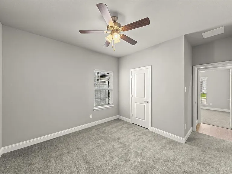 304 Community Dr — Photo 21