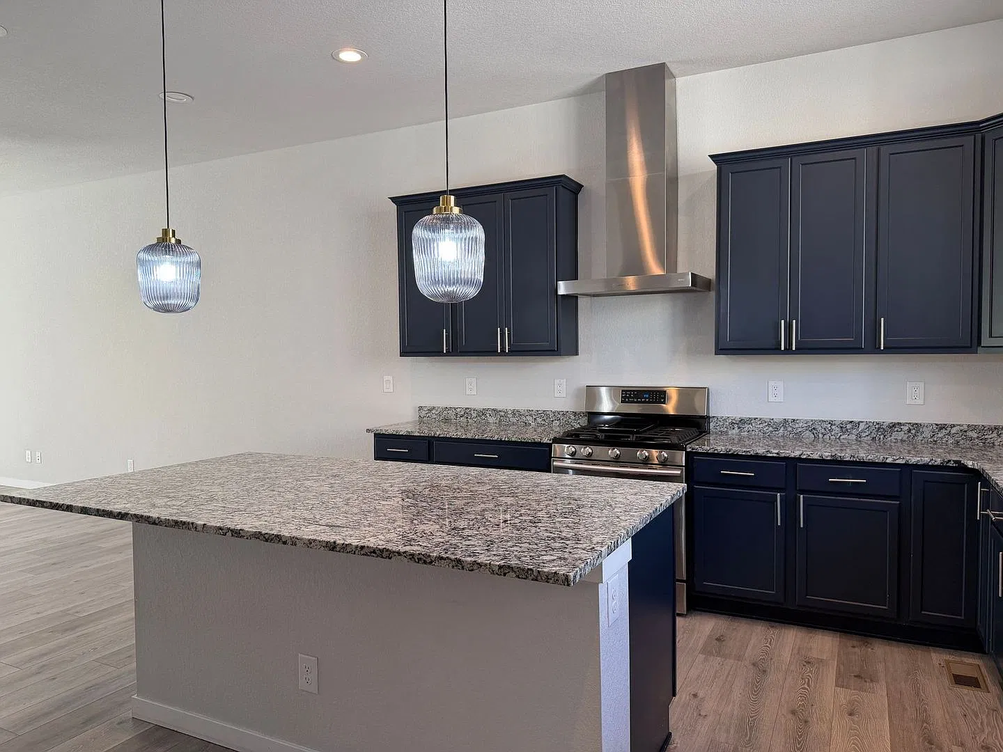 1000 Off 1st Month Rent Beautiful Modern 3BD/4BA Townhome in the Heart of Superior! — Photo 3