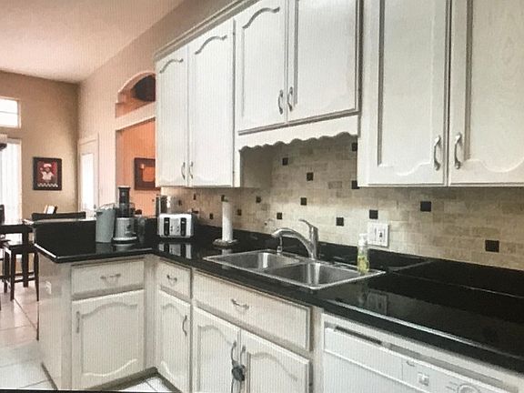 4th image of 2813 Pelican Ave