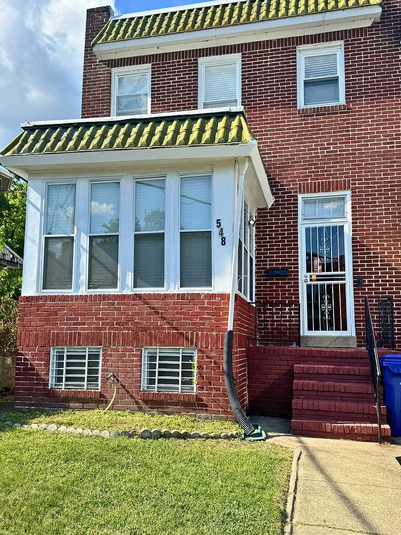 Charming and Spacious 4BR, 2BA Townhouse — Photo 2