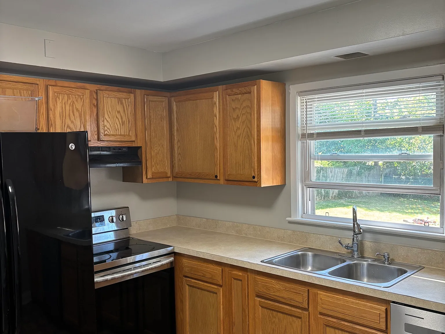 3 bed, 1411 sqft, $1,950 — Photo 3