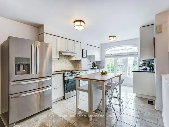 7222 Deanlee Ct, Mississauga, ON L5N 8R5