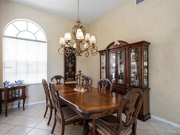 3rd image of 16415 Mariposa Cir N