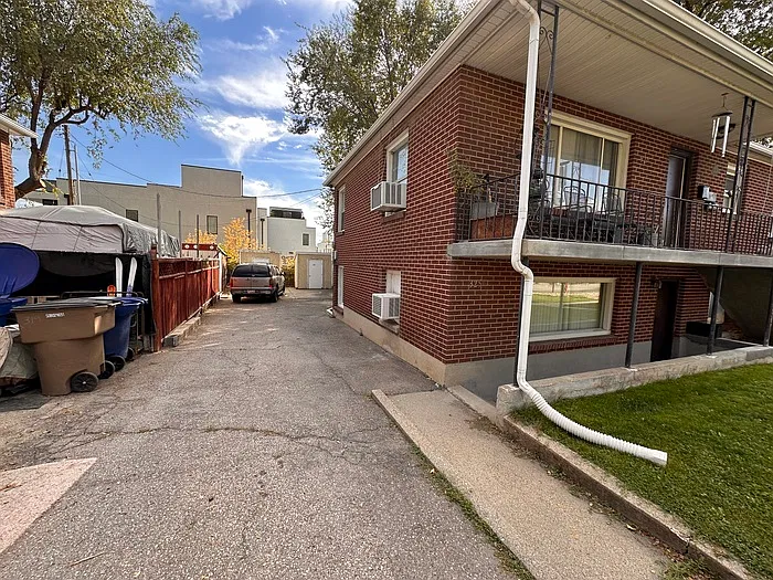 2 bed, 1.0 bath, 900 sqft, $1,200 — Photo 2